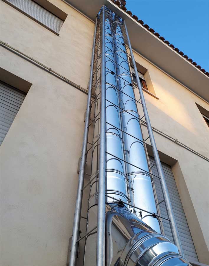 Canna fumaria con traliccio