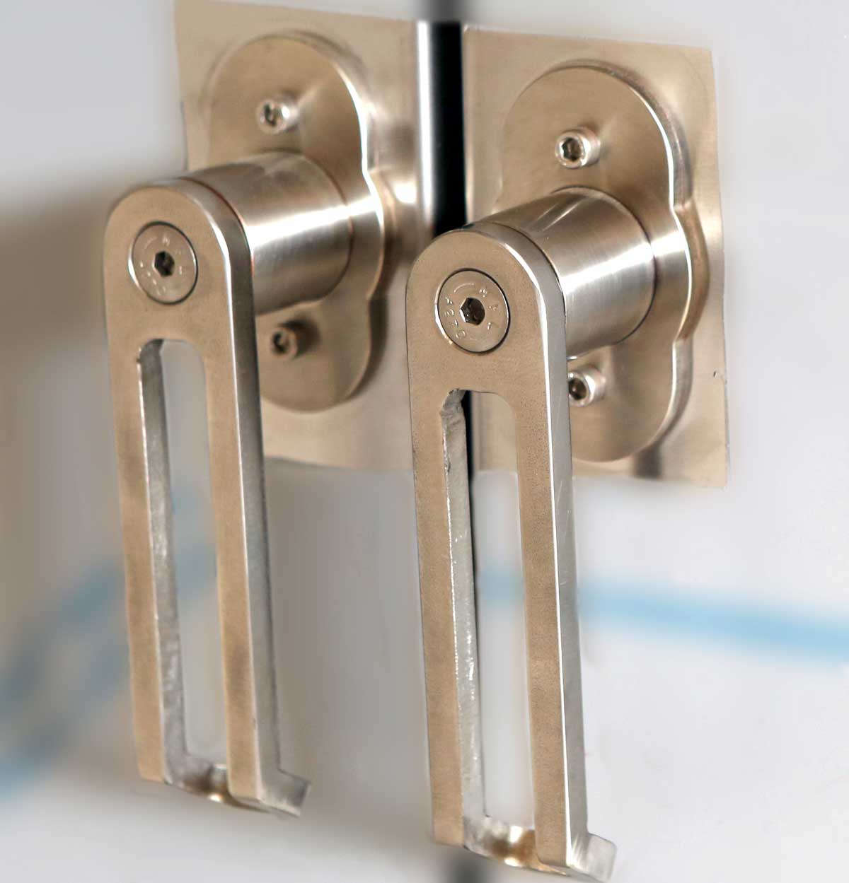 Particolare maniglie inox